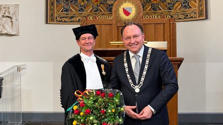 prof. dr. Ronald Bleys ontvangt Koninklijke onderscheiding van burgemeester Ap Reinders