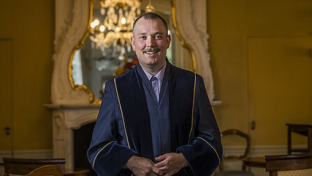 Koen van Helder in Goudestein met Toga om