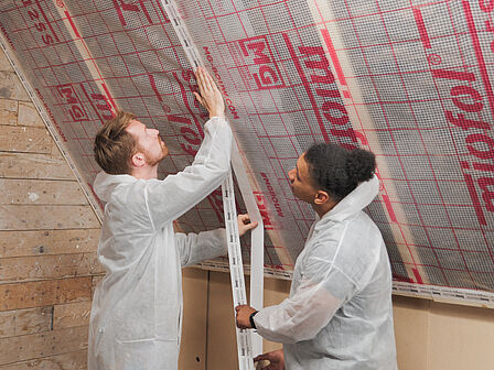 Isolatiemateriaal aanbrengen tegen dak