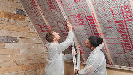 Isolatiemateriaal aanbrengen tegen dak