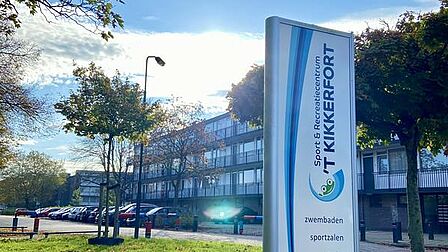 Bord Sport & Recreatiecentrum 't Kikkerfort bij gebouw.