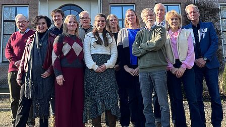 Van links naar rechts: Anthony Tom, Lieve Vukanić, Stephan Verhulst, Doris Schmutzhart, Walther Kloet, Julie van den Wildenberg, Monica Ketting, Katheleine Koornstra, Hans van Loenhoud, Ruud Groot, Heleen van Benthem, Rob Meijers.   Niet op de foto: Gertrud Topper en Roel Lichtenberg, Maarten van Hasselt, Sandro Vlug, Jan Nuesink, Jojanneke Clarijs, Marck Vrieling.