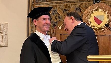 Burgemeester Reinders spelt koninklijke onderscheiding bij Professor Bleijs