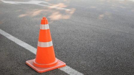 Verkeerspilon op weg