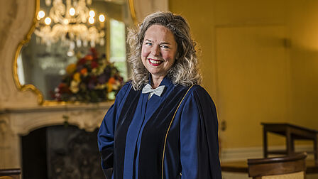 Saskia in Goudestein met Toga om