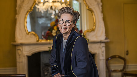 Rian van Diemen-Dekkers in Goudestein met Toga om